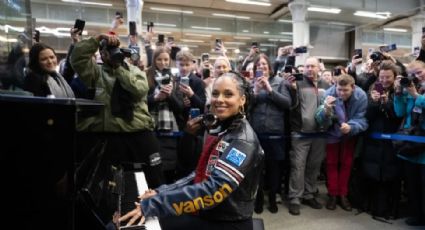 Alicia Keys deleita a sus fans con actuación sorpresa en la estación de tren de Londres