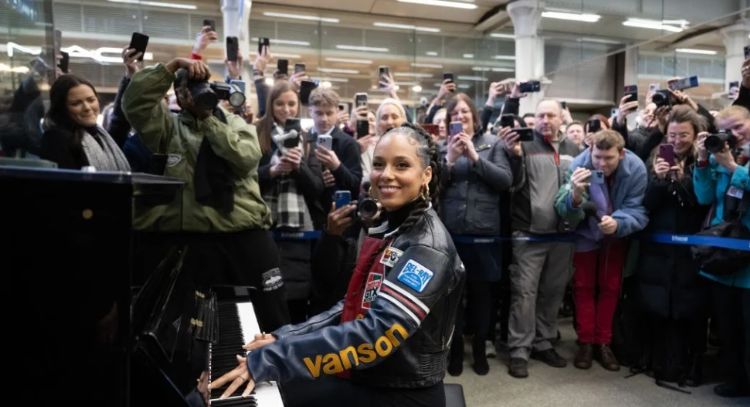 Alicia Keys deleita a sus fans con actuaciÃ³n sorpresa en la estaciÃ³n de tren de Londres