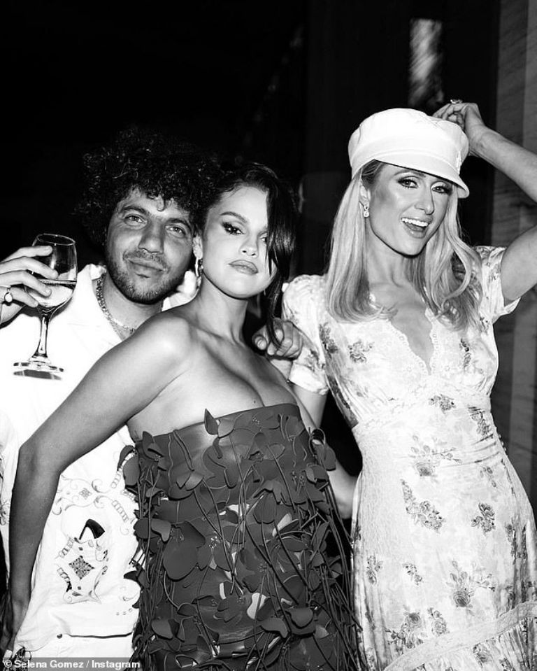 Blanco, Selena y Paris Hilton