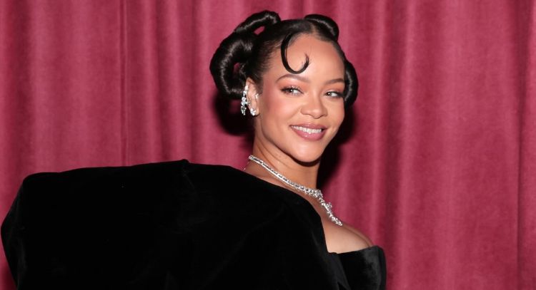 Revelan que Rihanna está “emocionada y concentrada” para su show en el Super Bowl