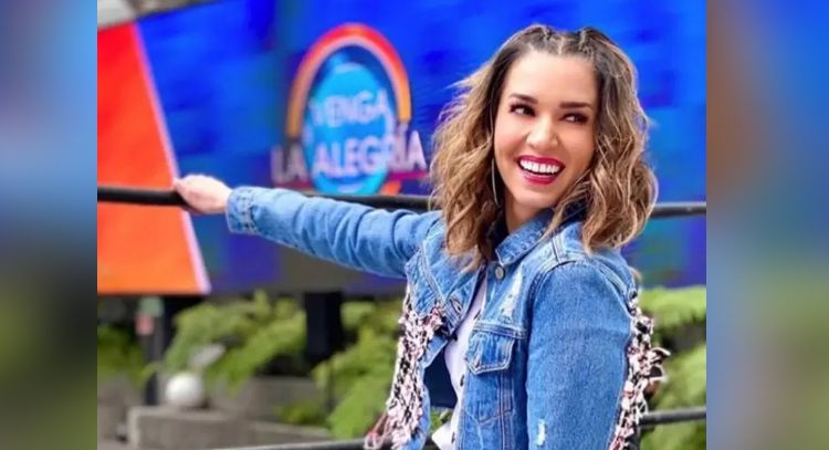 Fuego en TV Azteca: Laura G llega al programa 'Venga la Alegría' y luce encantador 'look' plateado