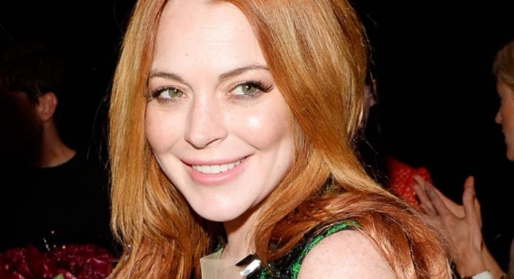 Linsday Lohan roba suspiros en aparición pública para apoyar a sus hermanos