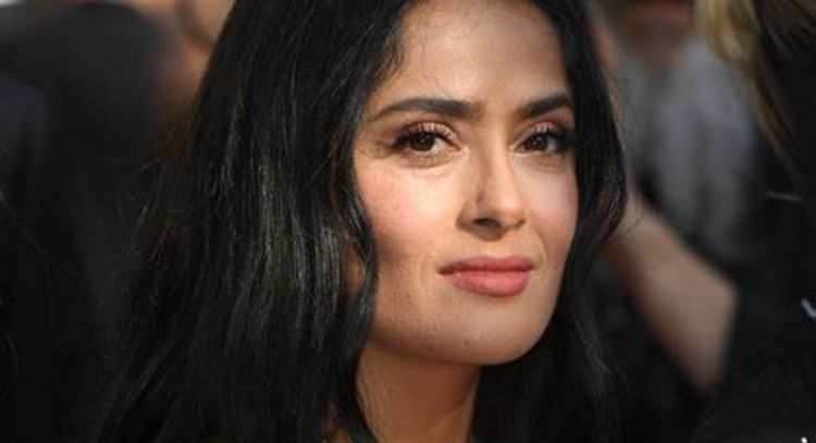 Salma Hayek roba suspiros en un vestido de cuero con medias de red