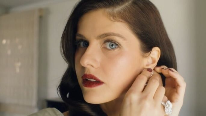 FOTO: Alexandra Daddario conquista a sus fans con un sensual y corto atuendo en lentejuelas