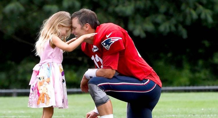Tom Brady muestra a sus 2 gatitos recién adoptados a petición de su hija