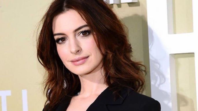 Anne Hathaway roba suspiros con vestido transparente de Valentino y guantes de cuero