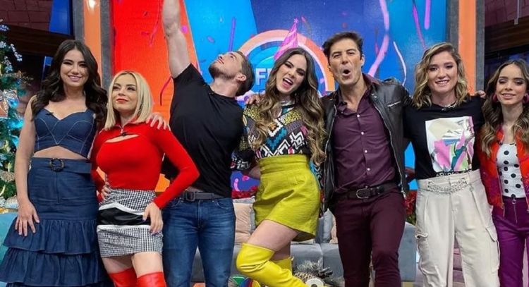 'Choque' en TV Azteca: La conductora Juliana termina en el suelo en 'VLA' tras empujón