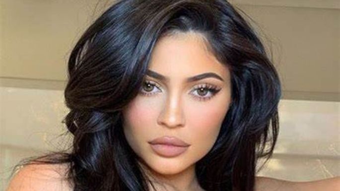 Desde Instagram, Kylie Jenner derrocha estilo con encantador vestido blanco y deleita a sus fans