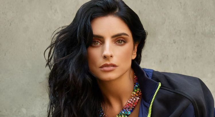 Aislinn Derbez llega a Instagram y deleita a sus seguidores con increíble vestido negro; así modela
