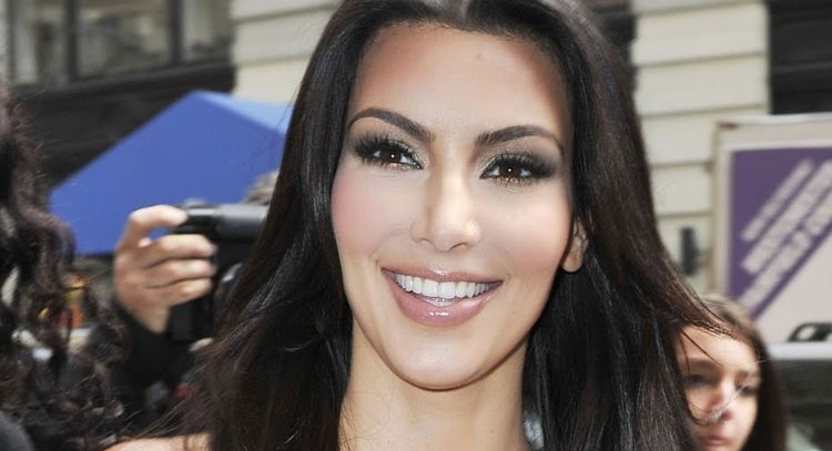 Bella: Kim Kardashian se desmaquilla y revela el secreto de su piel luminosa así que a tomar nota