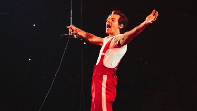 VIDEO: Harry Styles bebe de su calzado durante un show en vivo en Australia por esta razón