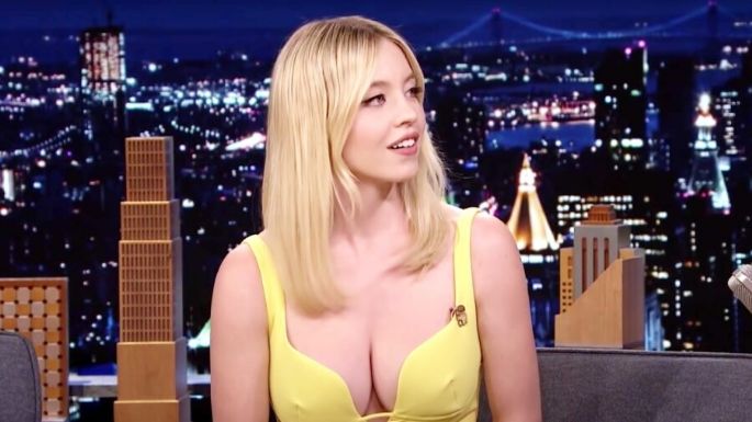 Sydney Sweeney demuestra su elegancia y sensualidad con un ajustado vestido en un evento Armani