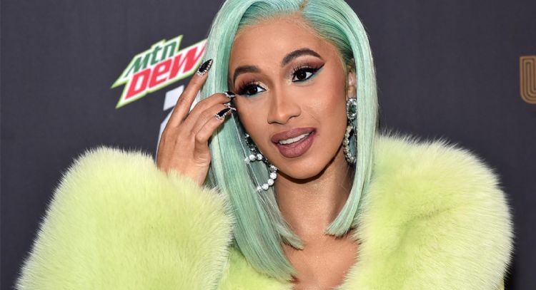Cardi B cambia de 'look' y luce idéntica a 'La Sirenita' mientras su hija va a la premier con Offset