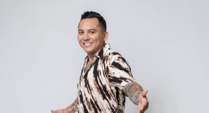 Edwin Luna presume lo que lleva en su bolso tras ser criticado por su look en Premio lo Nuestro