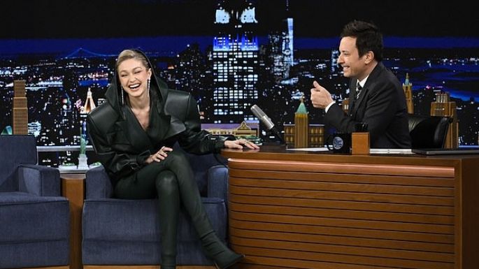 Gigi Hadid muestra sus grandes habilidades de cambio mientras promociona su serie de Netflix