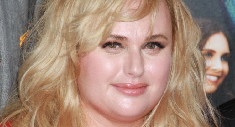 Rebel Wilson muestra por primera vez a su bebé recién nacida y es adorable