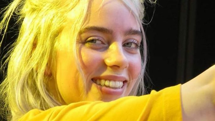 Billie Eilish recibe premio al activismo y bromea con celebridades