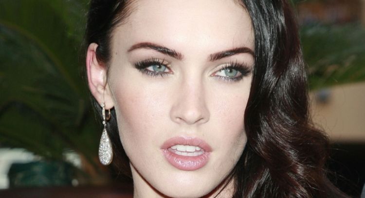 Megan Fox enamora en este vestido blanco con bustier y transparencias