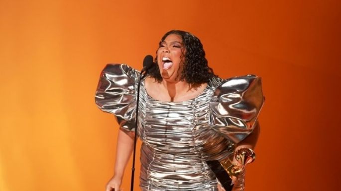 Lizzo saca su lado pesado y canta 'Du Hast' de Ramstein junto a su banda en un concierto en Berlín