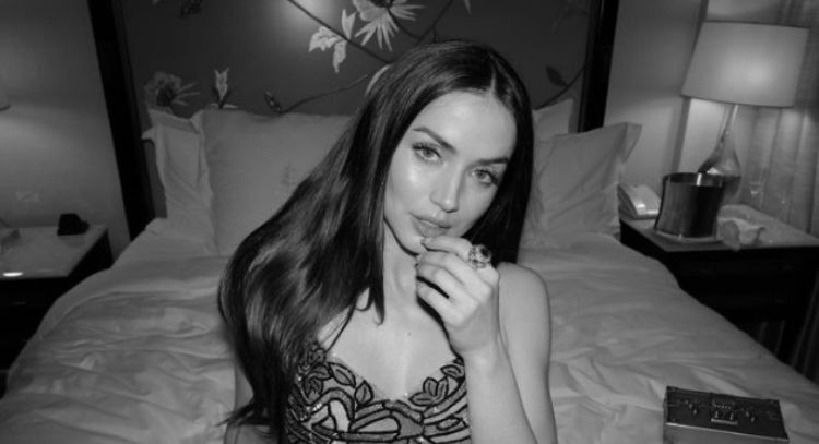 FOTO: Ana de Armas conquista a sus fans de Instagram al posar con este sensual vestido en una cama