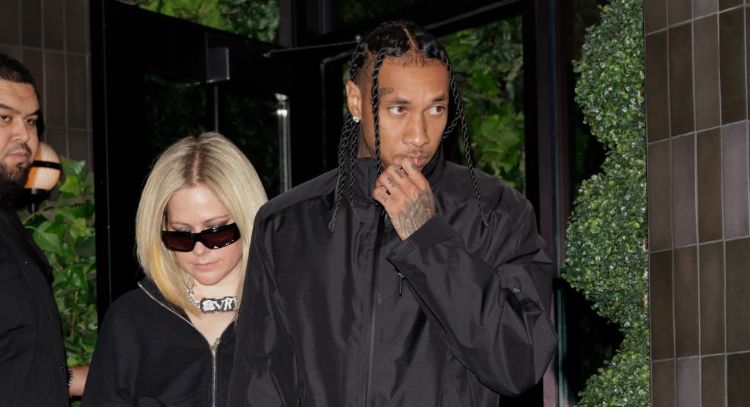 Tyga le obsequia a Avril Lavingne un collar de diamantes de 88 md