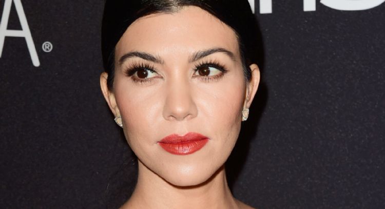 Kourtney Kardashian derrocha belleza y posa con coqueto conjunto rosa, ideal para esta primavera