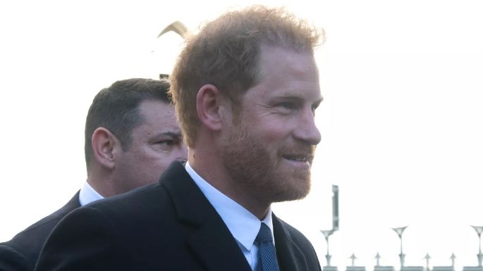 El príncipe Harry aparece sorpresivamente en Londres en una demanda masiva contra los medios