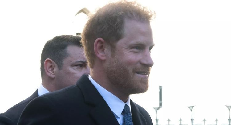 El príncipe Harry aparece sorpresivamente en Londres en una demanda masiva contra los medios