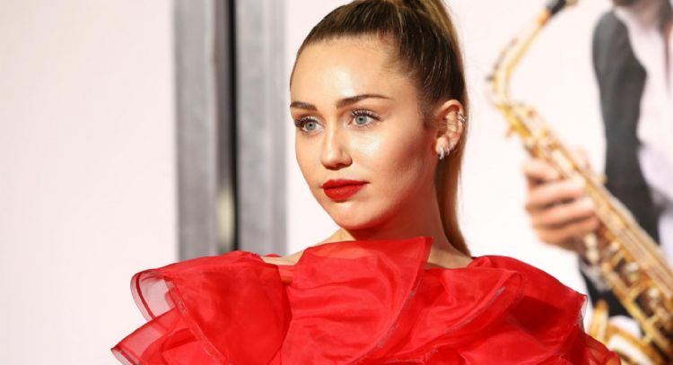 Miley Cyrus impacta con su gran figura en nuevo video de 'The Backyard Sessions'
