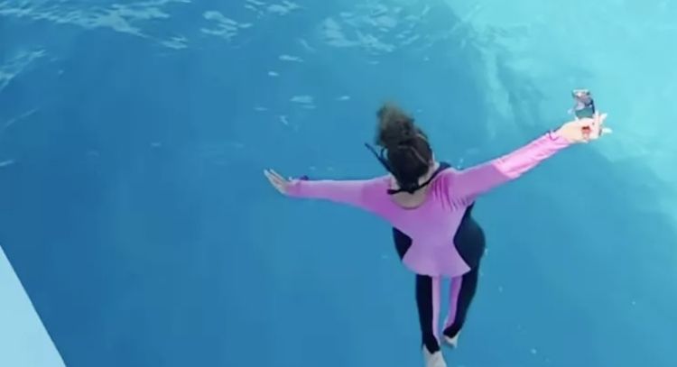 Mariah Carey celebra su cumpleaños número 54 con un peligroso salto al océano; míralo aquí