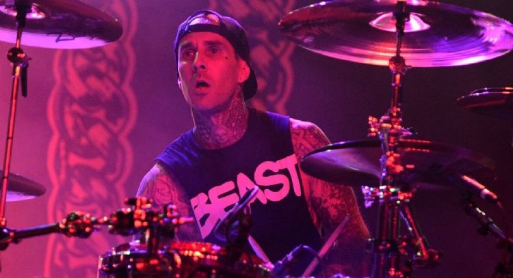 Fan de Travis Barker es arrestada luego de que chocara su carro contra su puerta para tratar de verlo