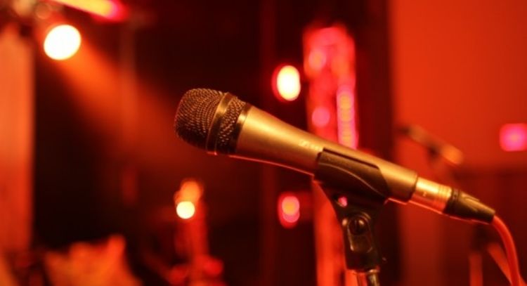 Famosa cantante de pop saca el glamour y luce destacado look rosa en Instagram