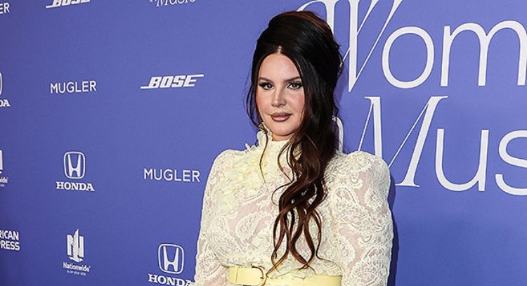 Lana del Rey está comprometida con Evan Winiker y este es su anillo de compromiso