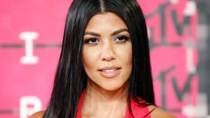Kourtney Kardashian cambia de look a rubia platinada y Travis Barker la evidencia