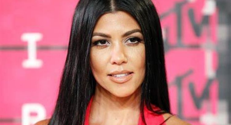 Kourtney Kardashian cambia de look a rubia platinada y Travis Barker la evidencia