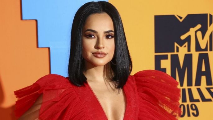 Becky G se quita el anillo de compromiso en los iHeartRadio Music Awards