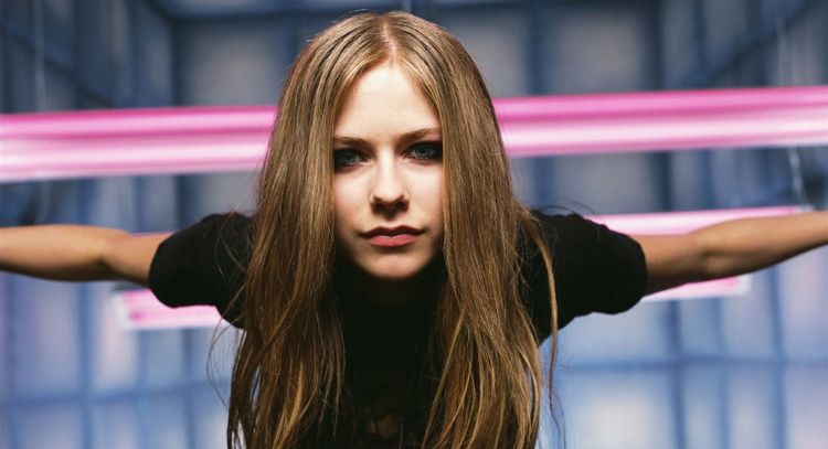 Avril Lavigne es vista tomada de la mano con Guram Gvasalia en medio de romance con Tyga