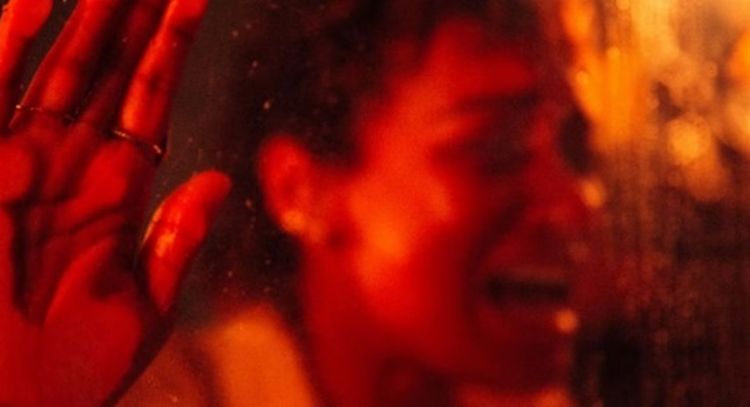 Mira el trailer de 'Talk to Me', la nueva cinta de A24 que muestra una terrible posesión espiritual