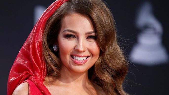 FOTO: Thalía aparece en Instagram y deslumbra con este increíble 'outfit' claro; así lo presume