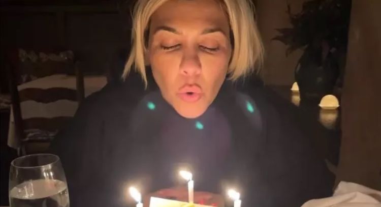 Kourtney Kardashian celebra su cumpleañpos 44 de esta conmovedora forma junto a Travis Barker