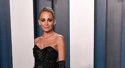 Nicole Richie enamora con un vestido negro de un solo hombro para la boda de su hermana Sofia