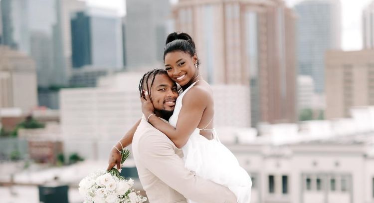 Simone Biles tiene una gran segunda boda con Jonathan Owens en playa de México; así fue su vestido