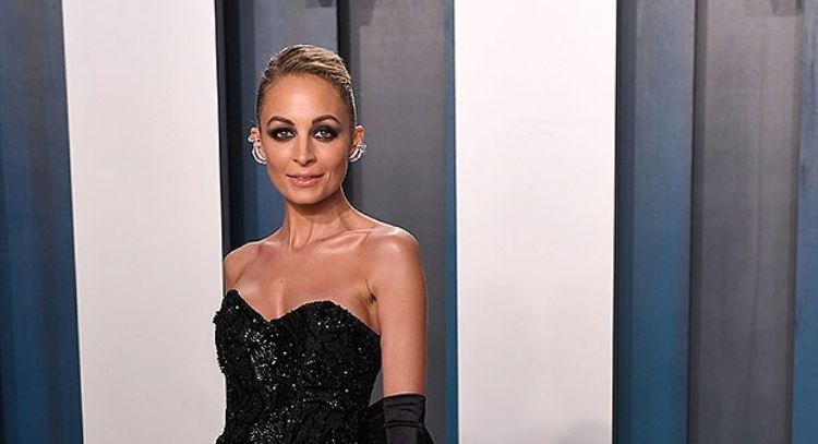Nicole Richie enamora con un vestido negro de un solo hombro para la boda de su hermana Sofia