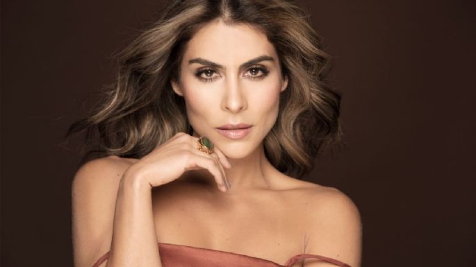 FOTO: María León da cátedra de etilo y posa con elegante conjunto azul, ideal para esta primavera