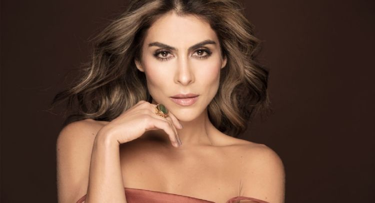 FOTO: María León da cátedra de etilo y posa con elegante conjunto azul, ideal para esta primavera