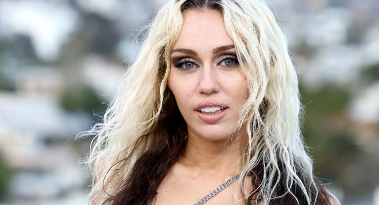 Hermosa: Miley Cyrus regresa a sus orígenes como morena y enamora a sus fans con tremendo cambio