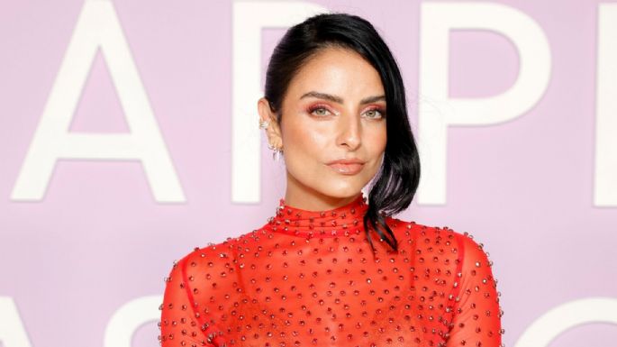 Aislinn Derbez se hace presente en Instagram y des muestra su belleza con coqueto ‘look’ negro