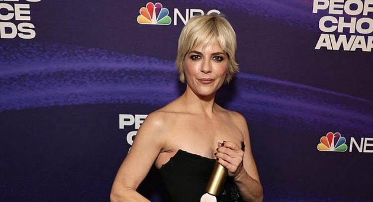 “Cambia tu miedo por esperanza”: Selma Blair decide sincerarse con su yo más joven en emotiva carta