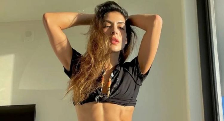 María León regresa a su cuenta de Instagram y posa con este encantador conjunto de mezclilla