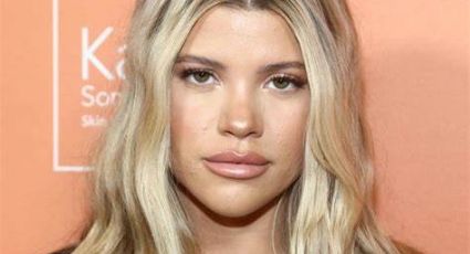 Sofia Richie se divierte con su esposo al hacerlo narrar su último tutorial de maquillaje para redes